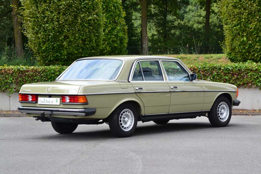 Mercedes-Benz 240 D - Classic Park Cars