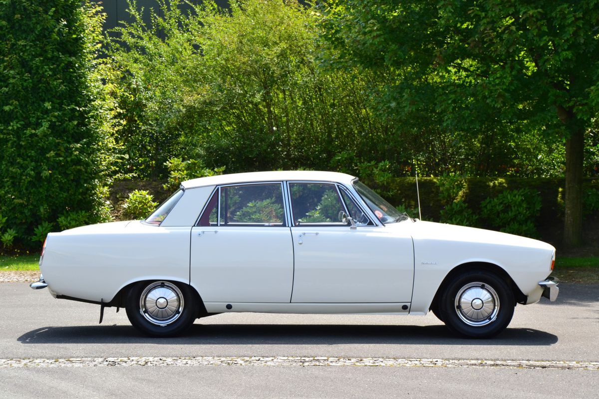 Classic Park Cars | Rover 2000 SC