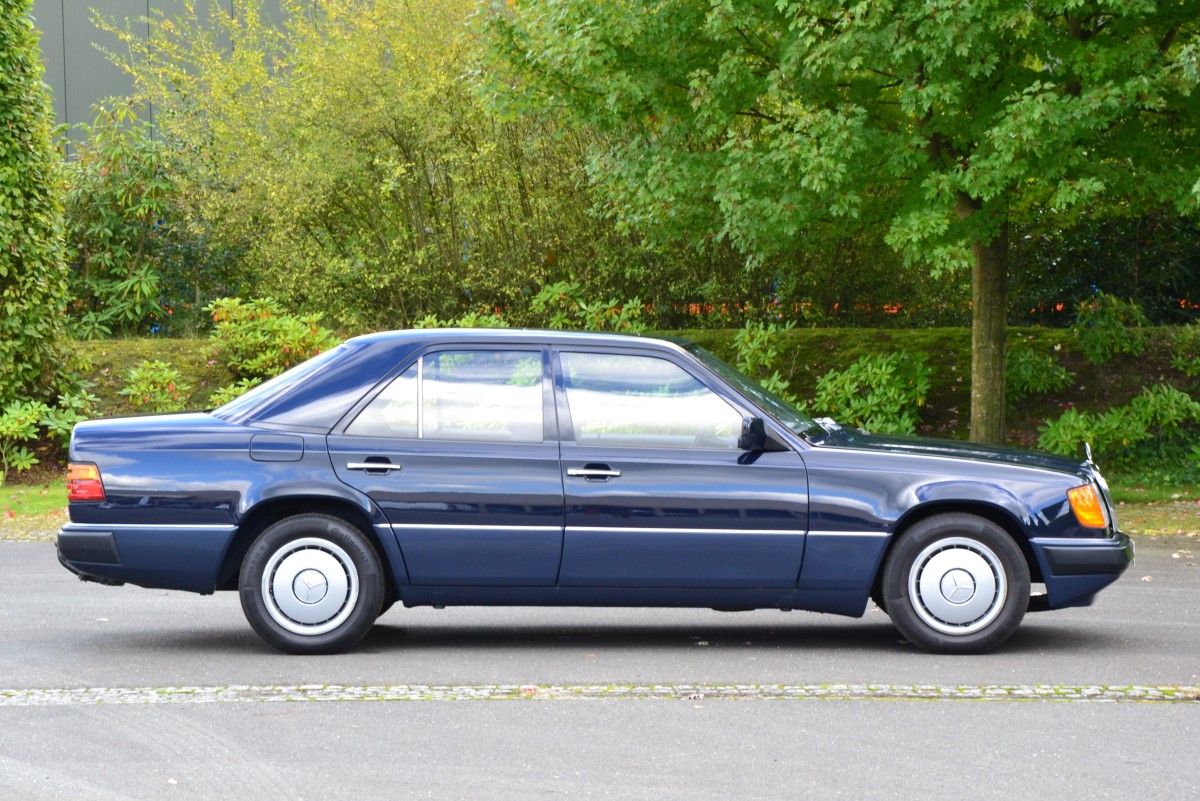 Classic Park Cars | Mercedes-Benz 200 E